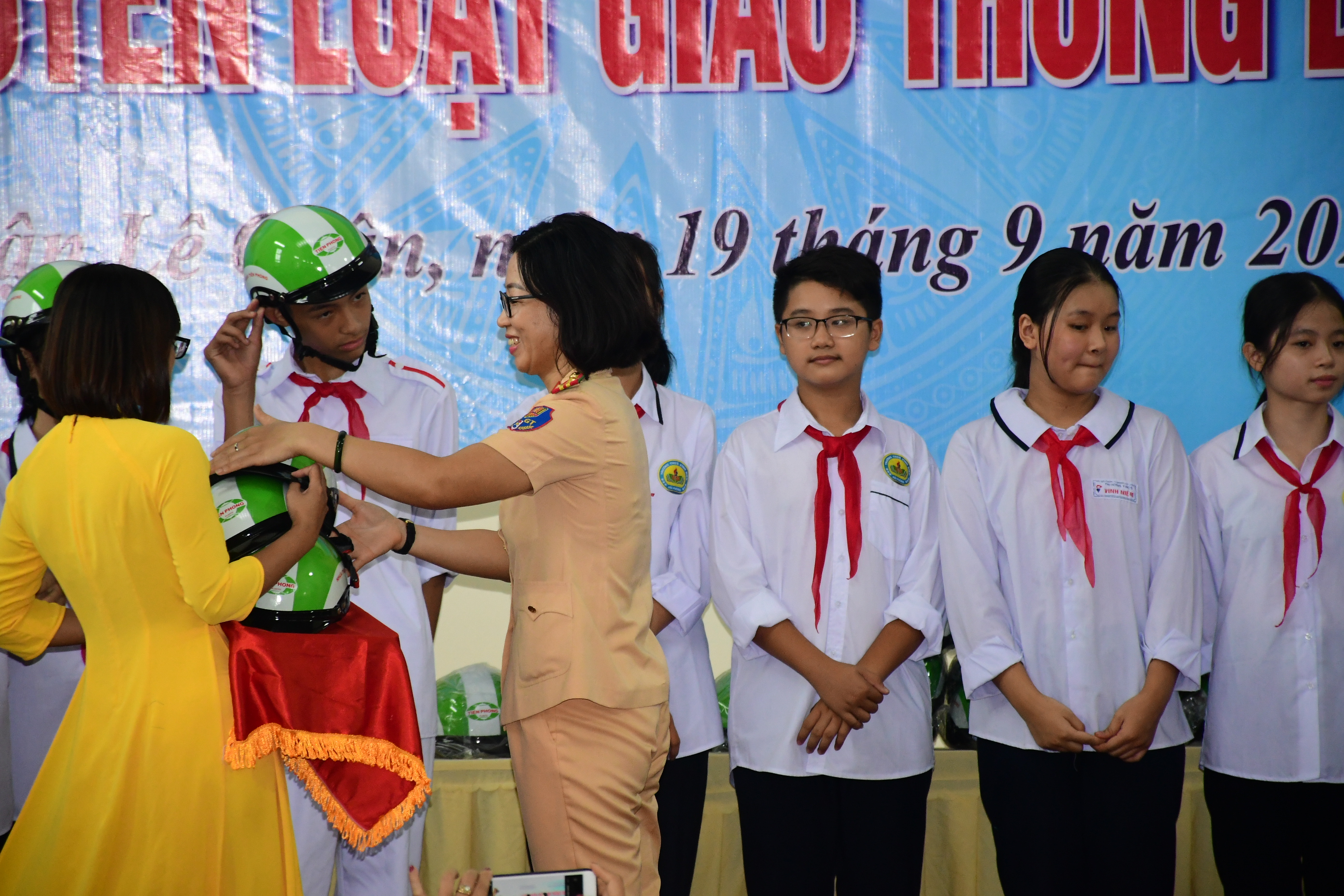 Phối hợp tặng 1.000 mũ bảo hiểm đạt chuẩn tới các em học sinh